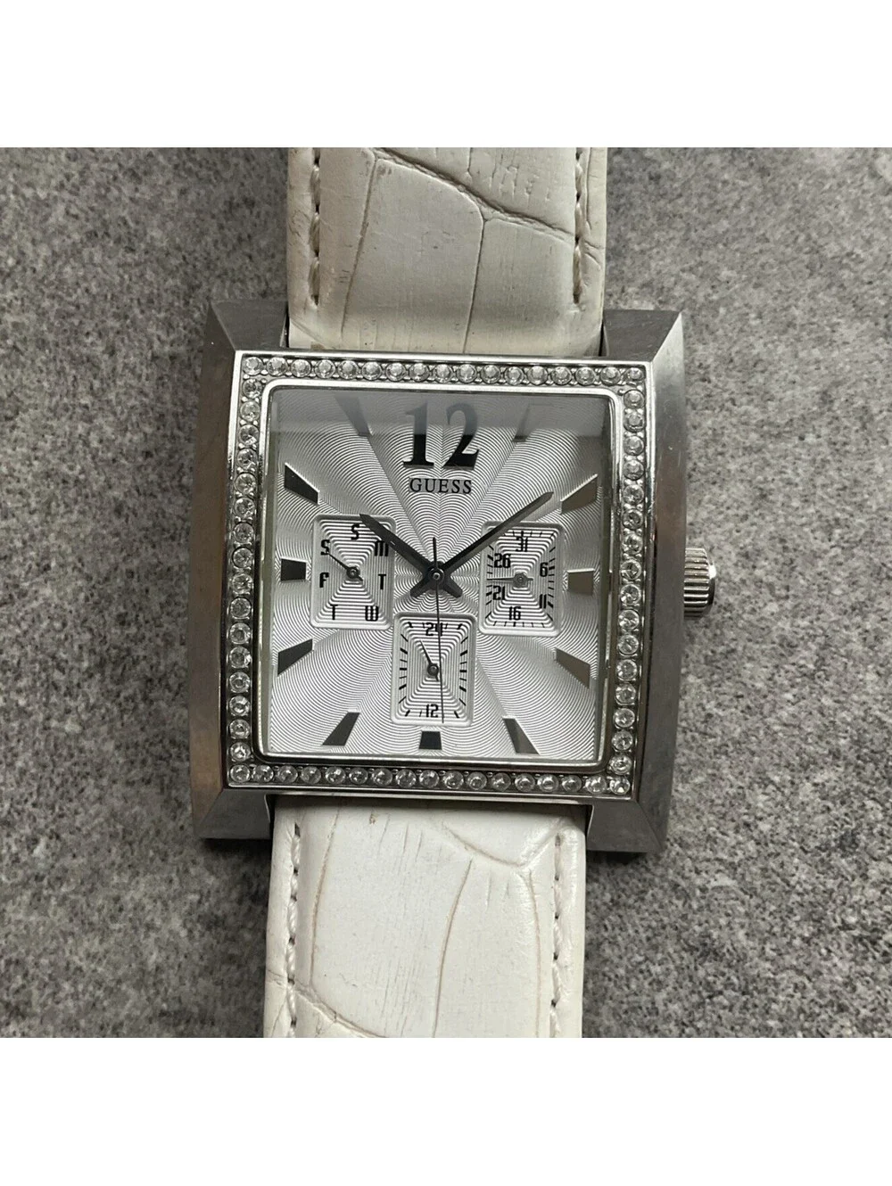 Guess Timeless Elle Beauty 2004 Watch 38mm Silver Tone Case White Leather Band Q